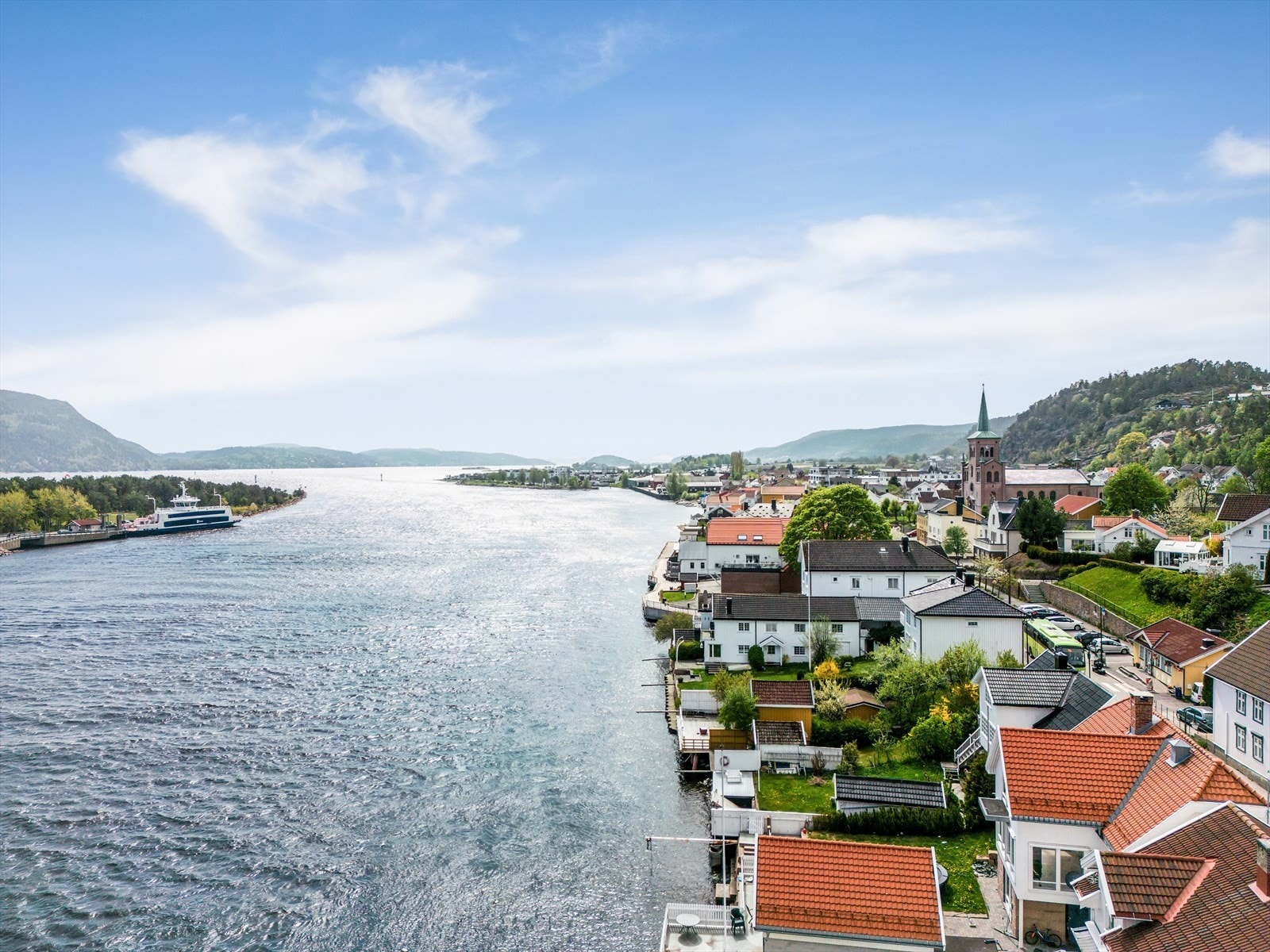 Det tar ca 5 min å gå til Svelvik sentrum eller 3 min til nærmeste bussholderplass Galleribilde