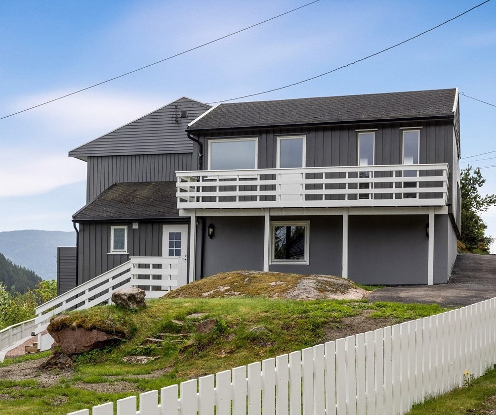 Fasade med egen inngang, 2 parkeringsplasser og hage Galleribilde