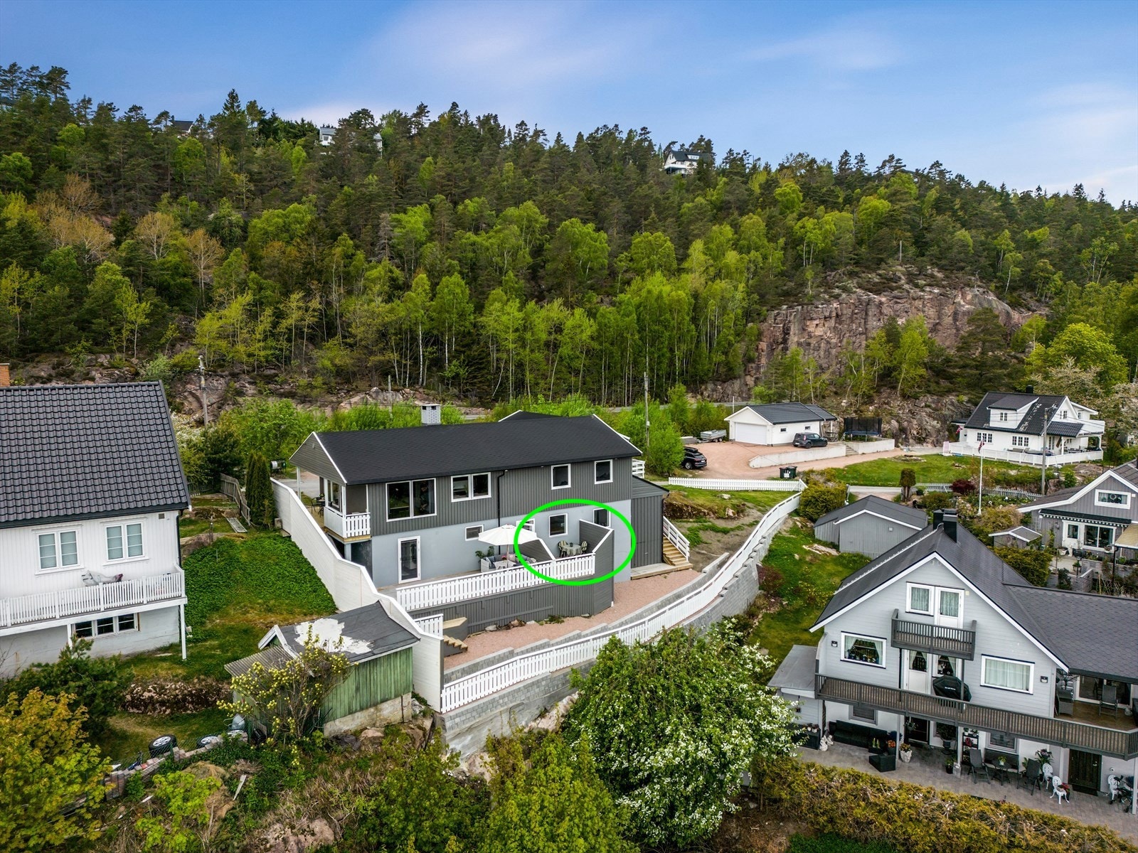 Kjøkkenet og soverom 2 ligger i underetasjen av hovedleiligheten i huset. Galleribilde