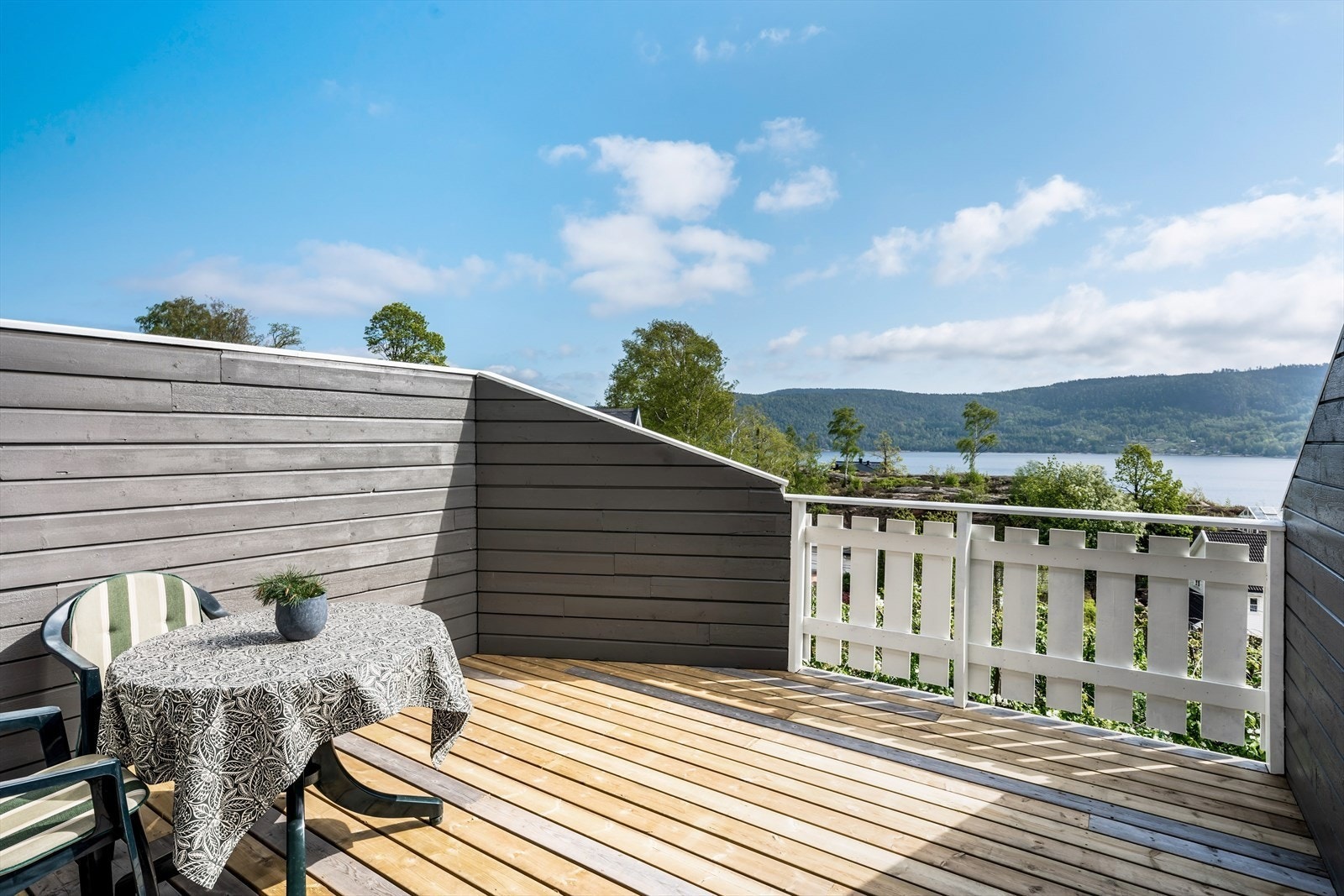 Egen skjermet terrasse med utsikt mot fjorden Galleribilde