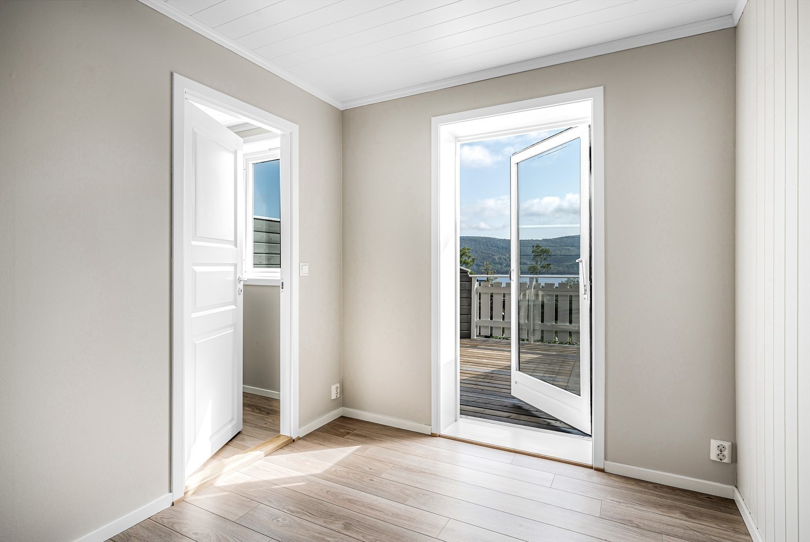 Soverom 2 er et lite gjesterom, barnerom eller kontor med utgang til terrasse Galleribilde