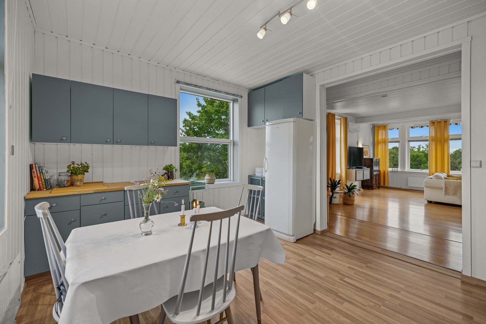 Det er fin flyt mellom kjøkken og stue. Stor åpning og godt med gjennomlys Galleribilde