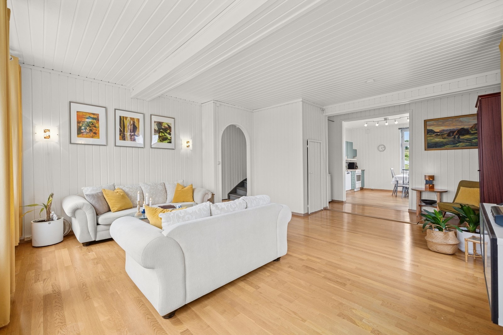 Leiligheten ligger i byggets to øverste plan. Galleribilde