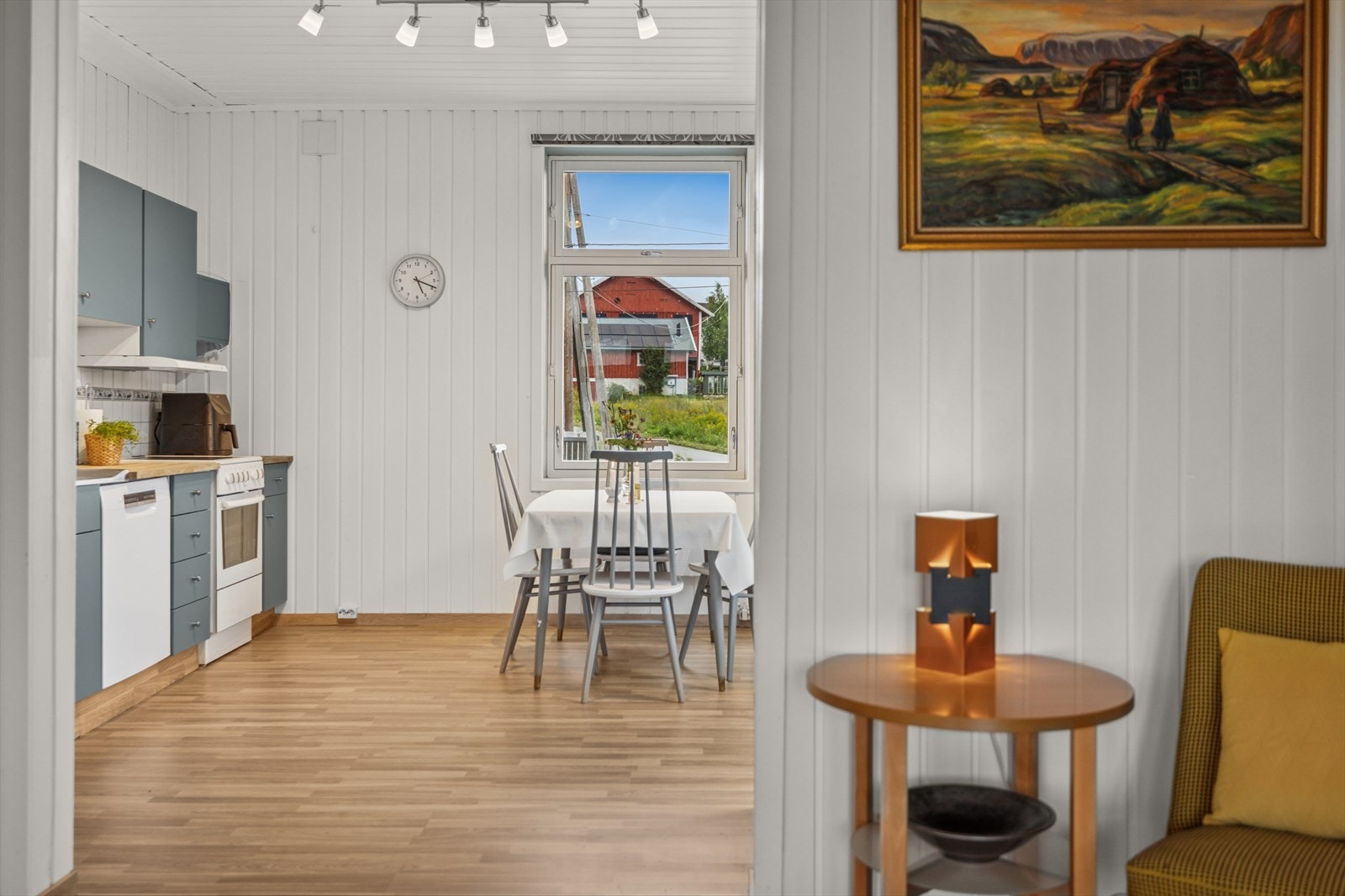 Kjøkkenet har god plass med rom for egen spiseplass ved kjøkkenvinduet. Galleribilde