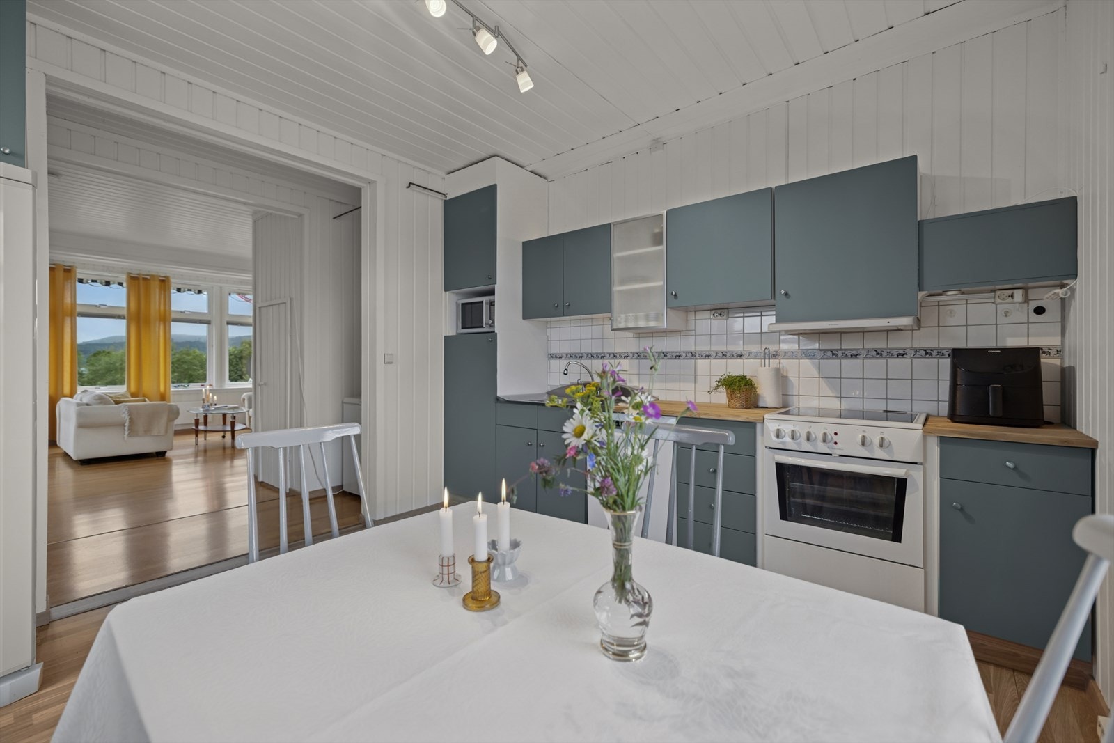 Plass i innredningen til frittstående hvitevarer som komfyr, oppvaskmaskin, mikrobølgeovn og kjøleskap. Galleribilde