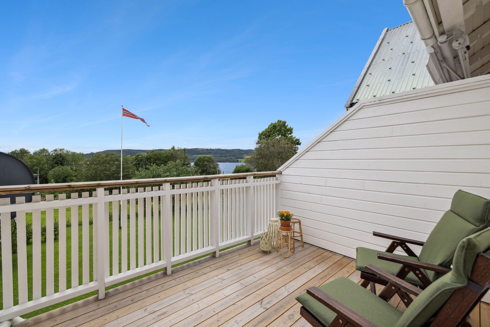 Solrik balkong med utsikt mot Mjøsa og nærområdene. Galleribilde