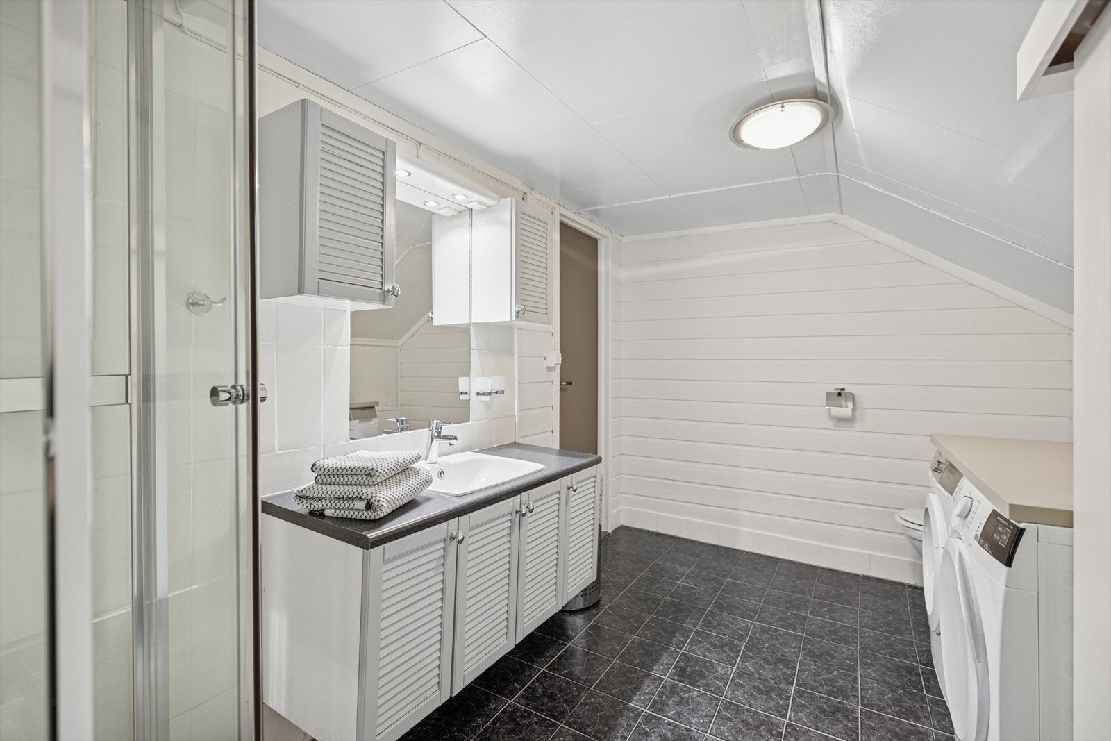 Flislagt gulv med varmekabler (usikkert om gulvvarme fungerer). Galleribilde