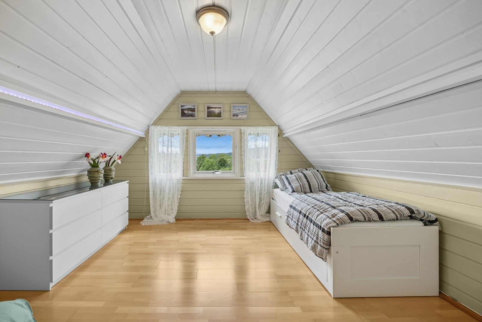 Soverommene har plass til både seng, tilpasset garderobeløsning og andre småmøbler. Galleribilde