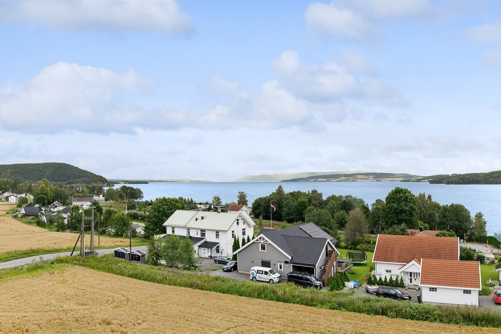 Landlig og fint område med badestrand og turområder i umiddelbar nærhet. Galleribilde