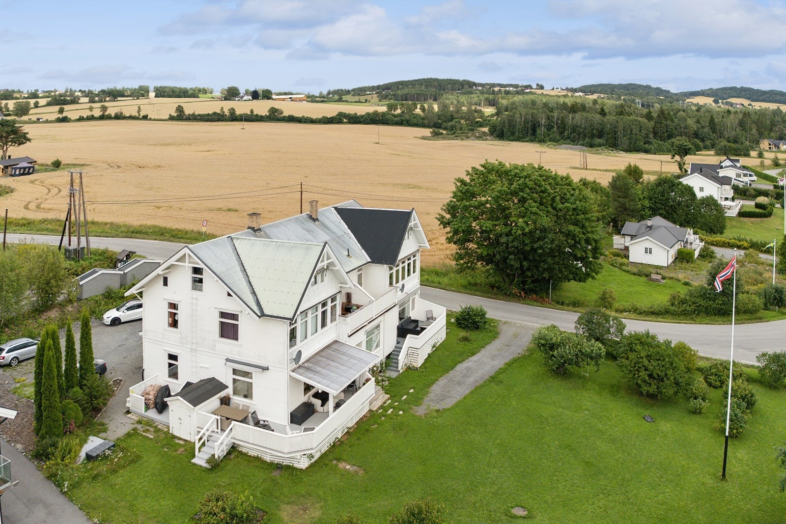 Velstelt felles hage med boltreplass og mulighet for de som liker å pusle litt i hagen. Galleribilde