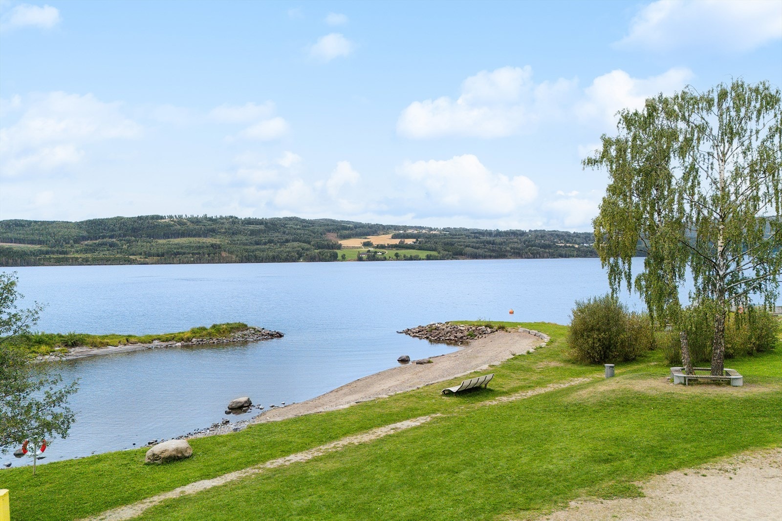 Området har nydelig beliggenhet med parkanlegg og badestrand rett i nærmiljøet Galleribilde