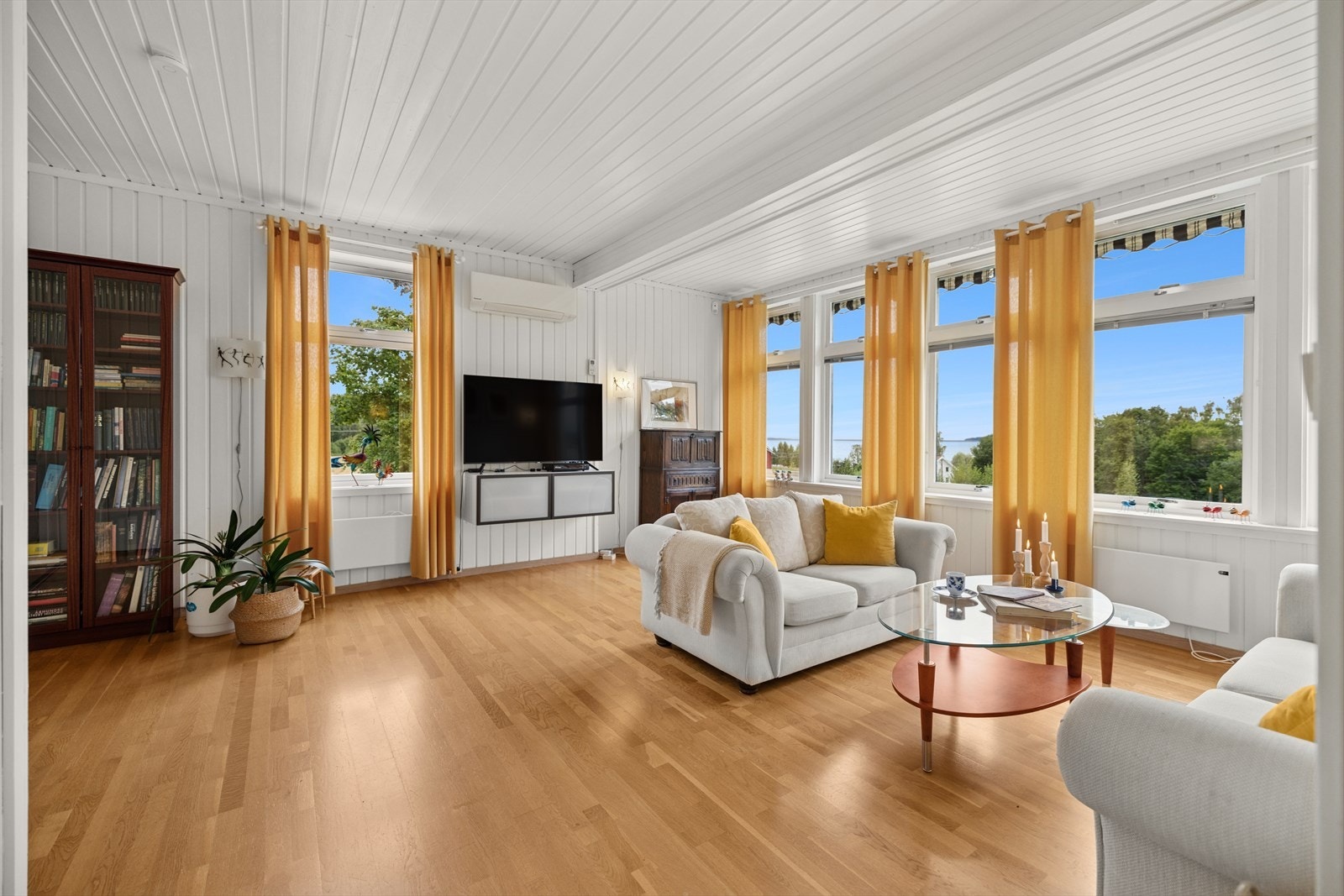 Stuen har god plass til å møblere i flere soner. Galleribilde