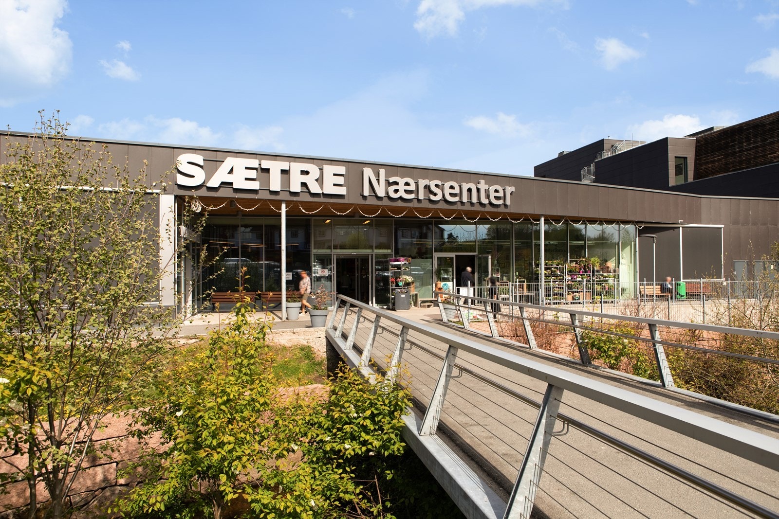 Kort vei til Åros, Sætre og Slemmestad sentrum. Galleribilde