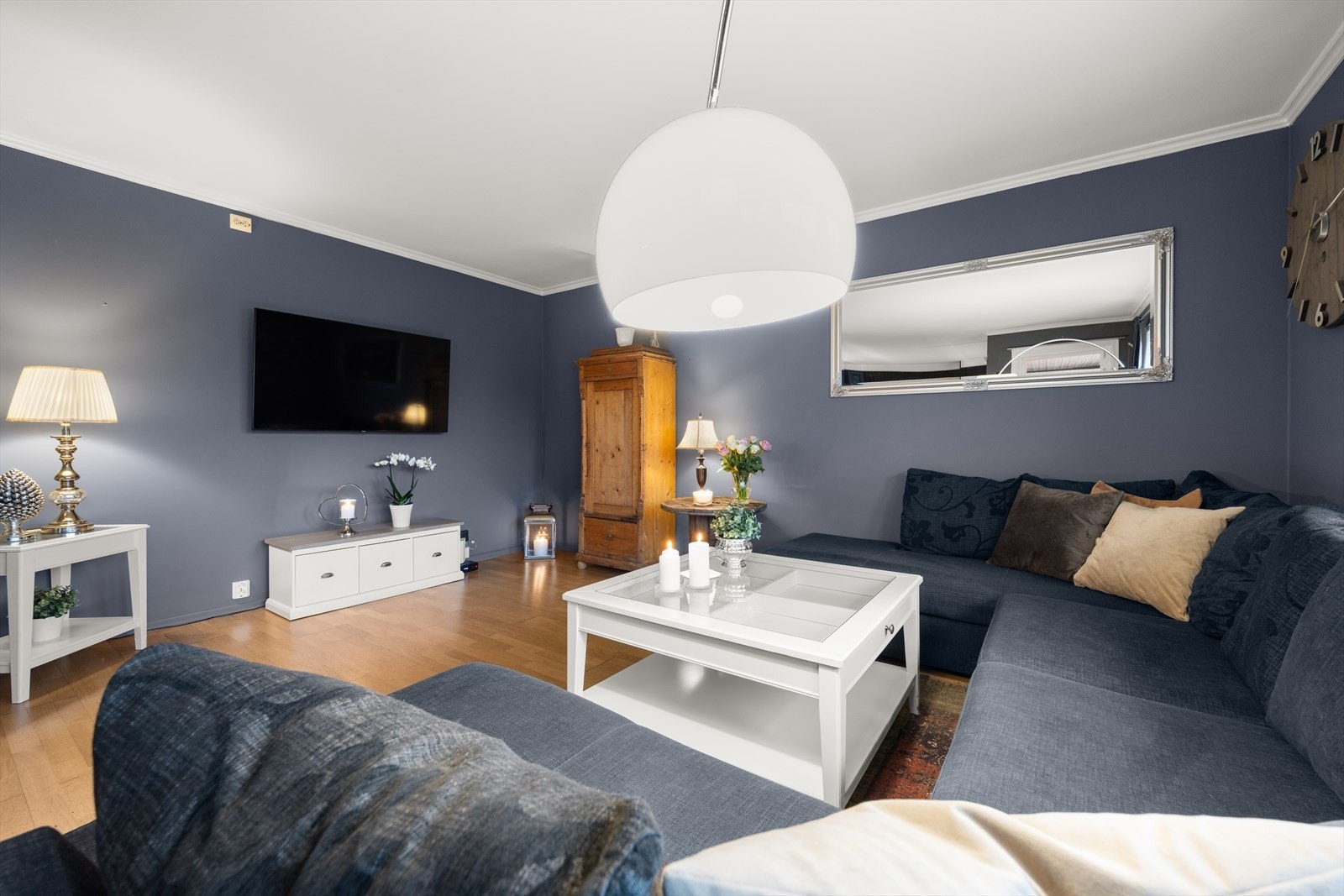 Det er god plass til sofaseksjon med mediamøbler. Galleribilde