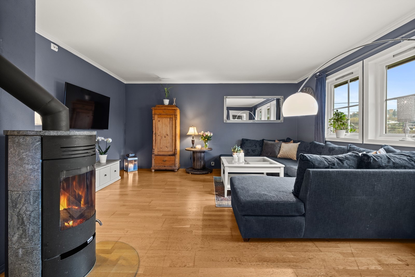 Gulvet er lagt med parkett og veggene er malt i duse toner. Galleribilde