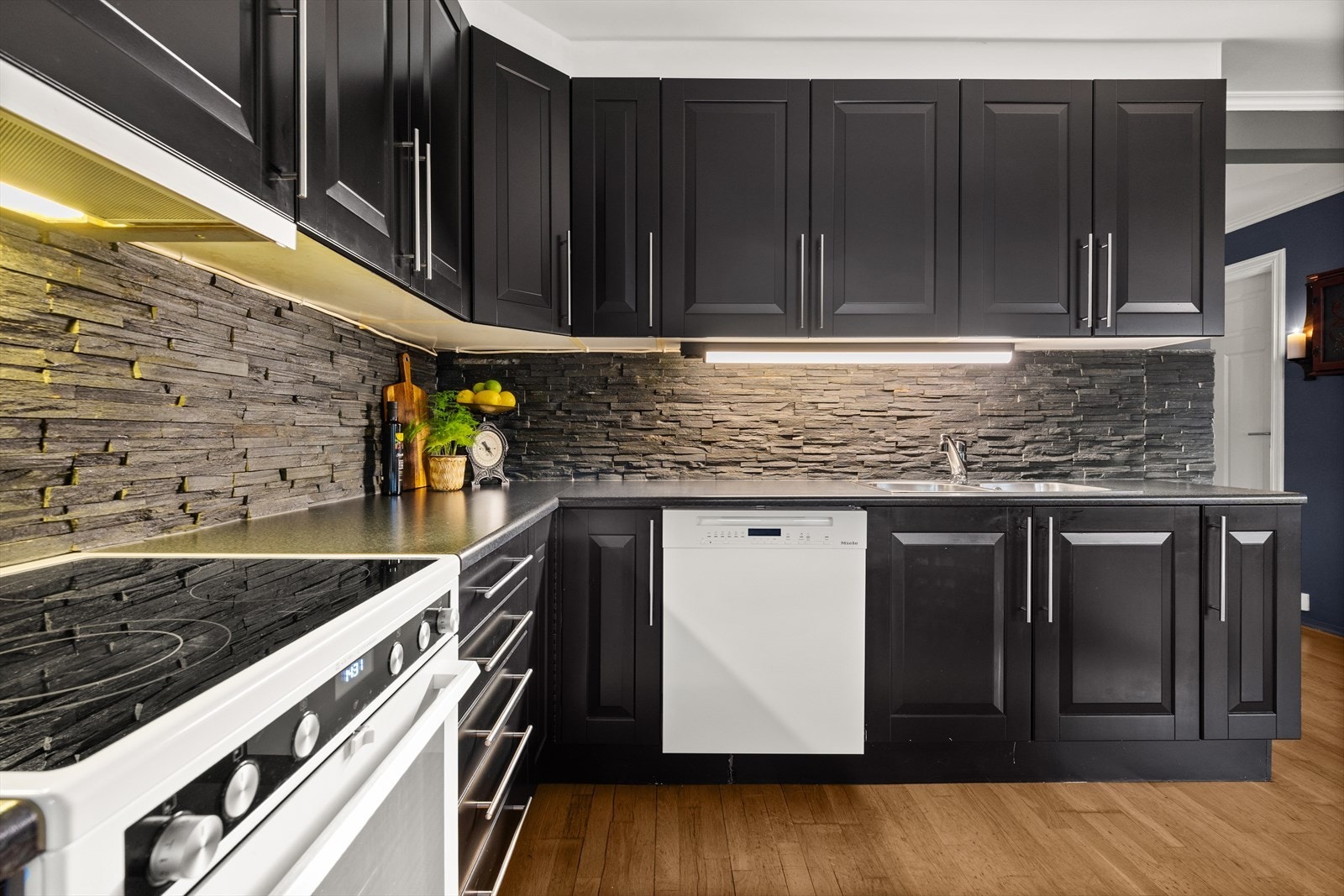 Kjøkken fra 2006 med mørke profilerte fronter. Galleribilde