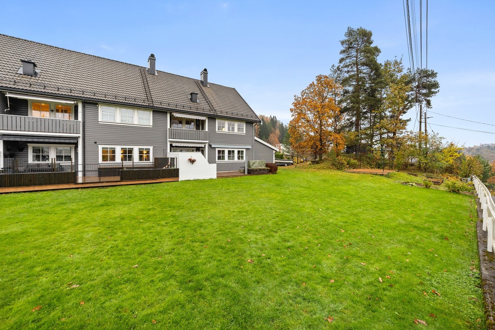 Ideell andel av felles opparbeidet tomt med gressplen og prydbusker. Galleribilde