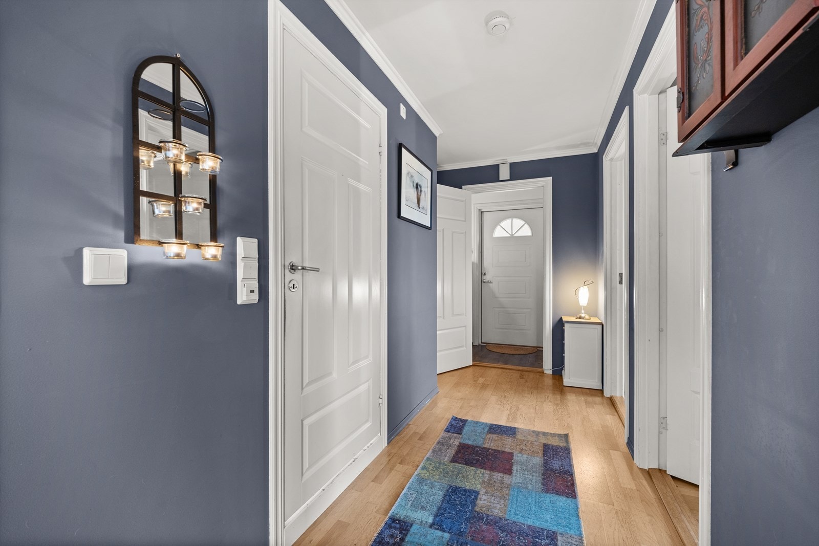 Gang med adkomst til bad og begge soverommene. Galleribilde