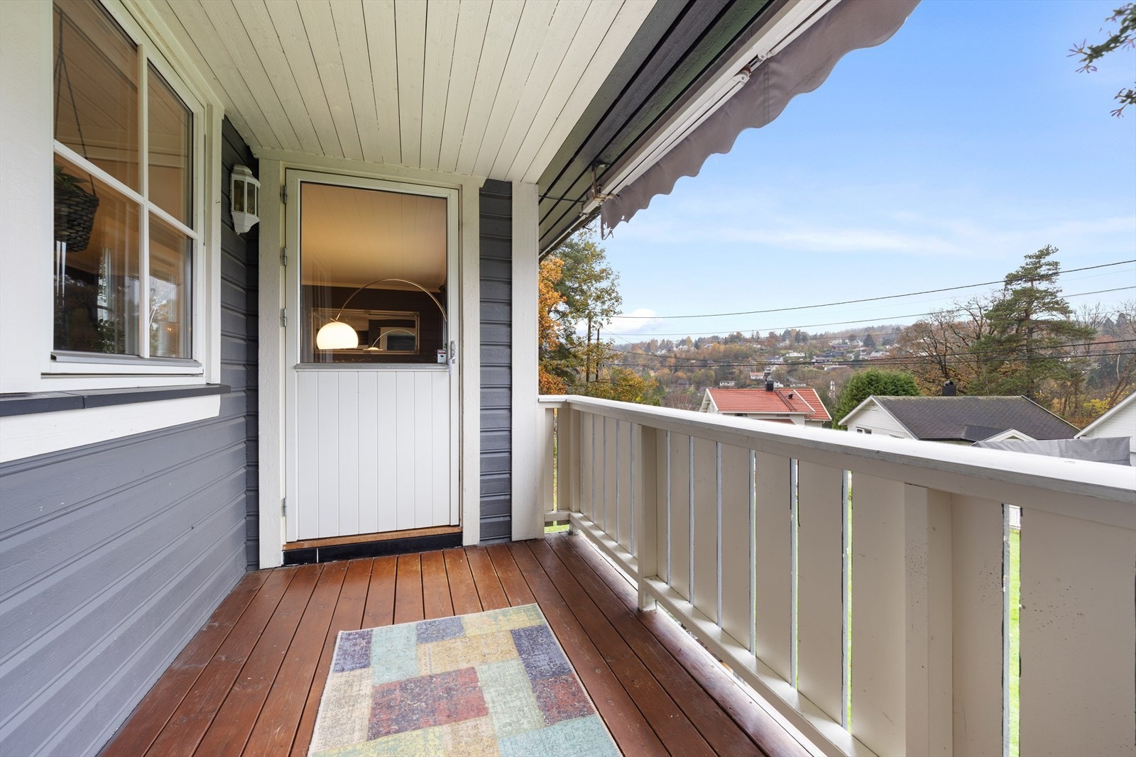 Fra stuen er det utgang til vestvendt veranda. Galleribilde