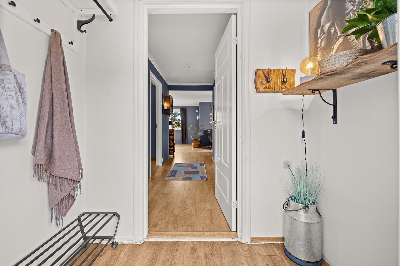 Romslig entré med vinylfliser på gulvet. Galleribilde