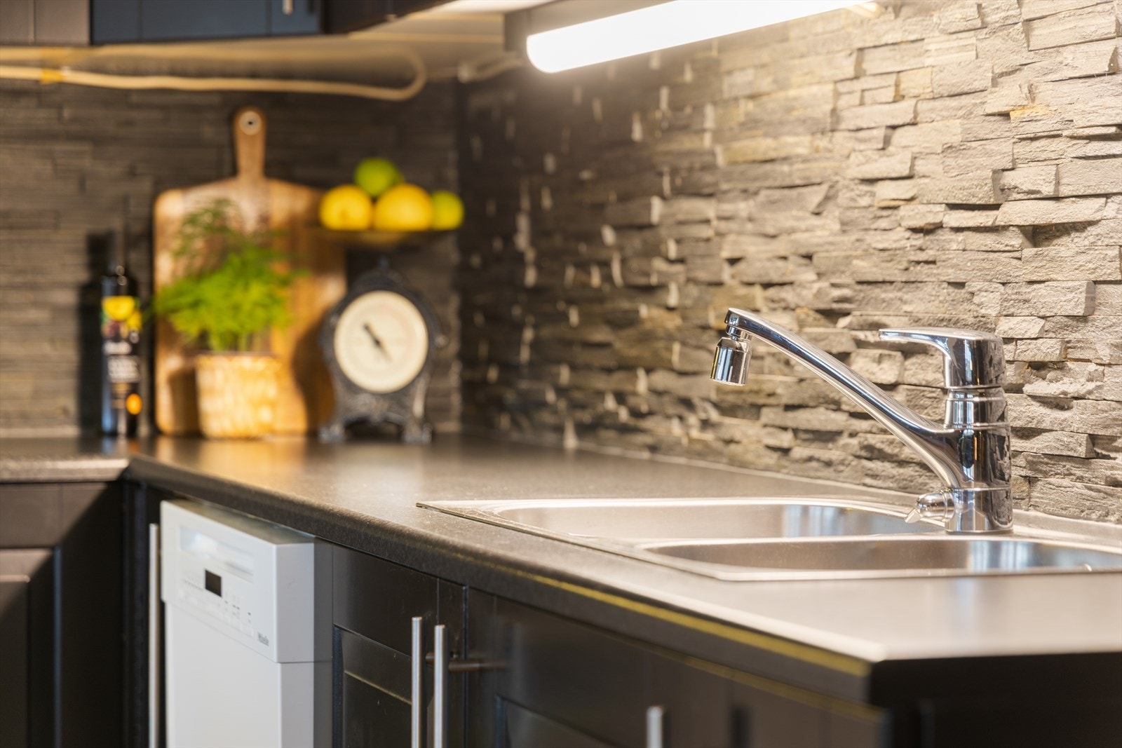 Naturskifer over benkeplaten. Galleribilde