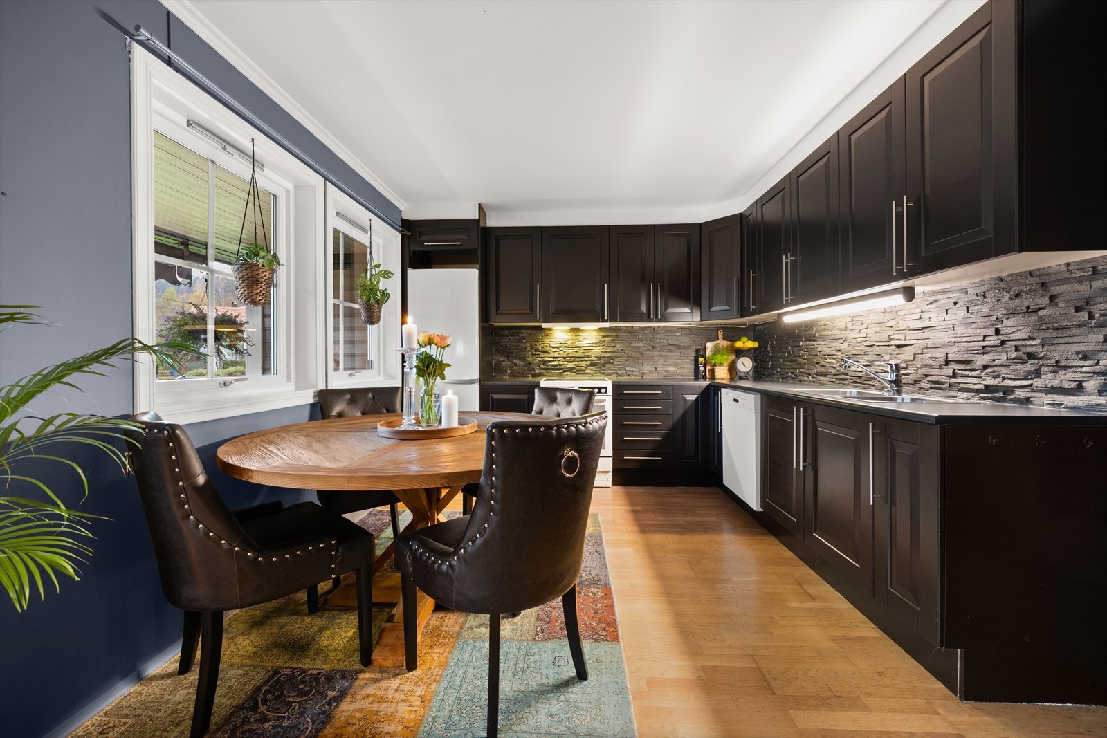 Spiseplassen ligger praktisk til ved kjøkkenet. Galleribilde