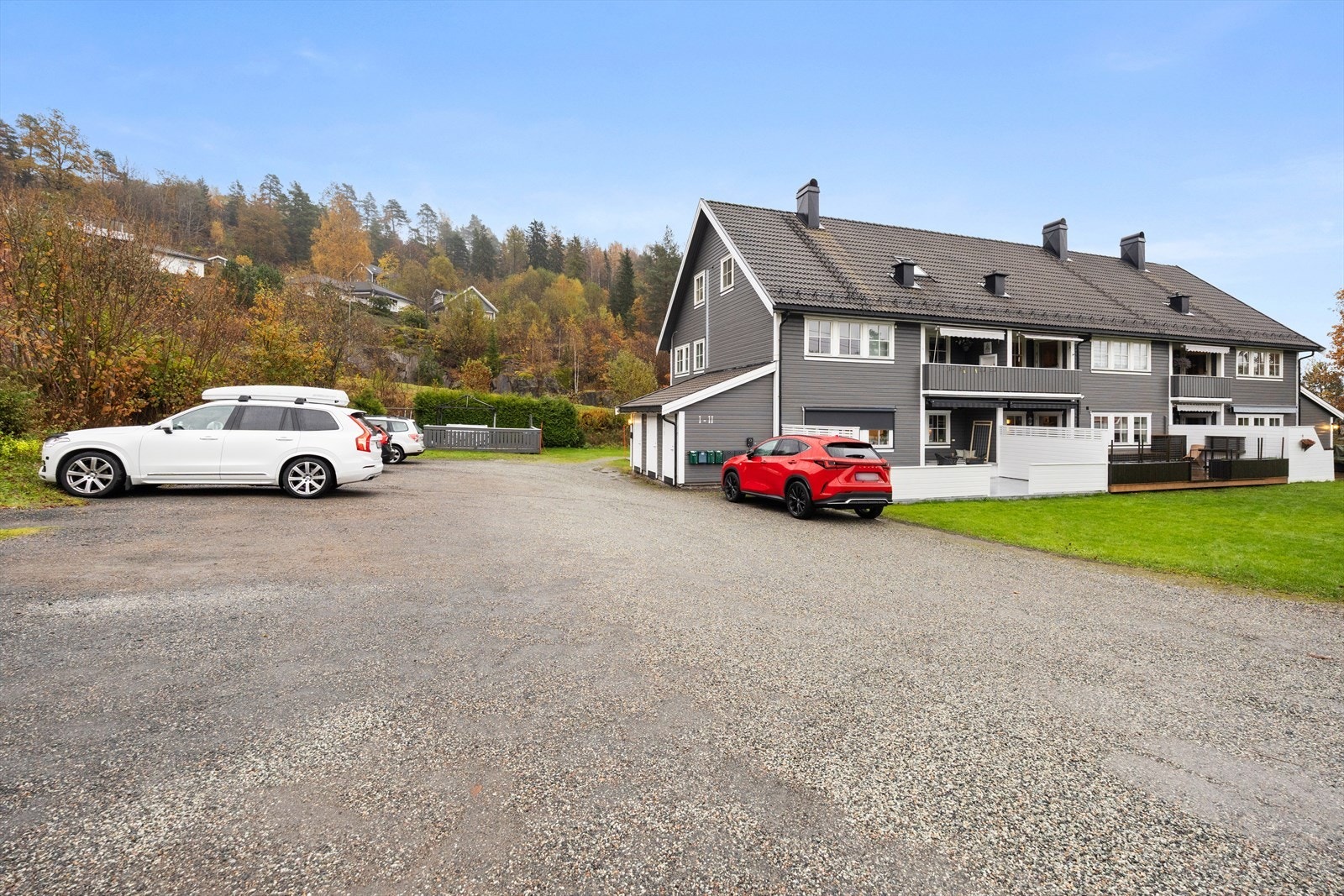 2 utvendig parkeringsplasser med mulighet for å legge opp strøm til elbil-lader. Galleribilde