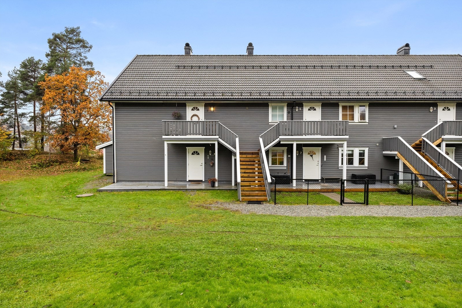 Skjermet og barnevennlig område med kort vei til Åros, Sætre og Slemmestad sentrum samt offentlig kommunikasjon. Galleribilde