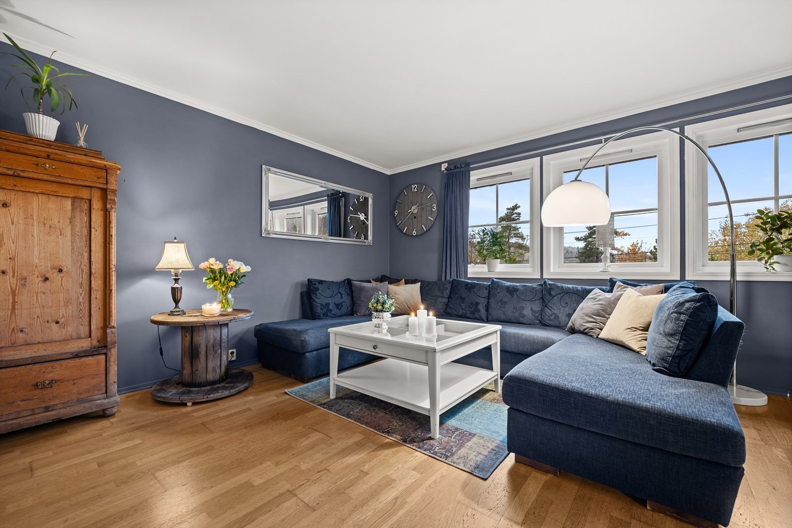 Store vindusflater som gir mye naturlig lys. Galleribilde