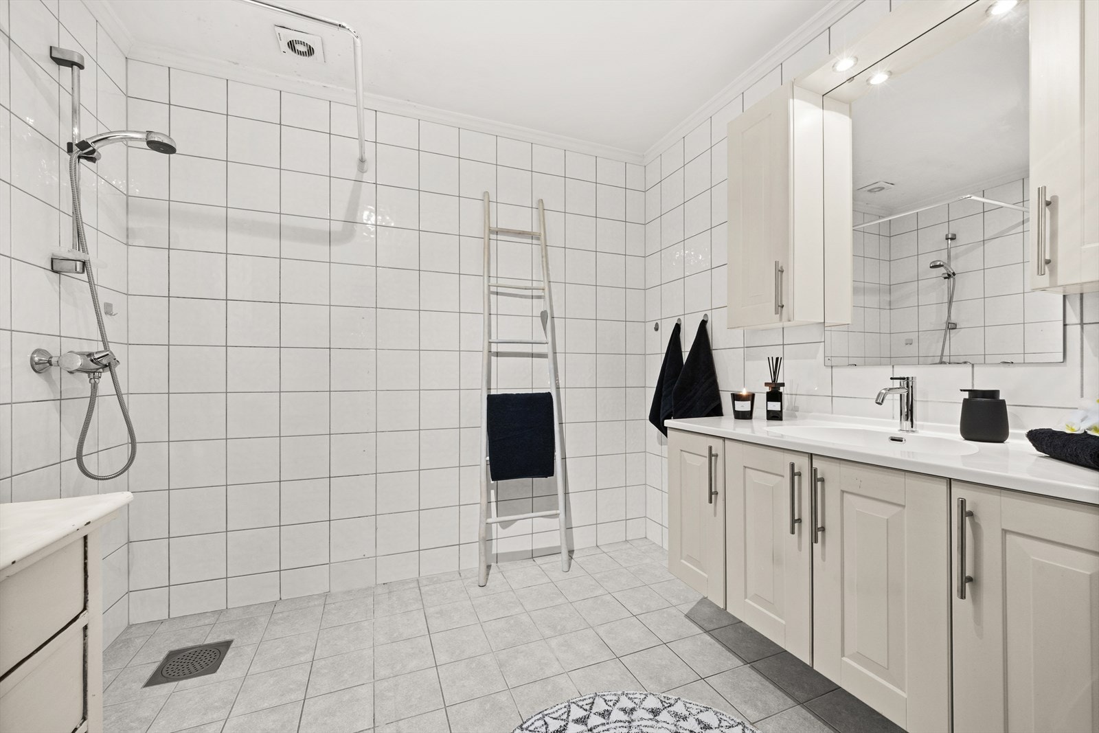 Innredning med servant, veggskap og speil. Galleribilde