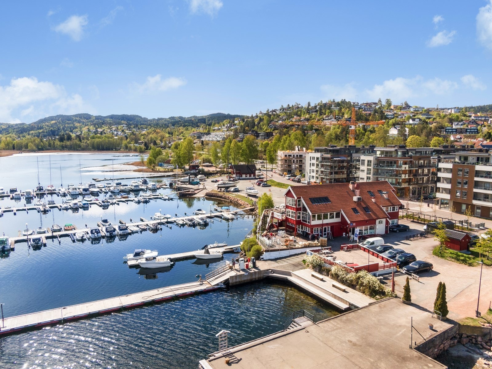 Sætre ligger i sjøkanten, og havnen med marinaen er blitt et veldig populært sted for båtfolket. Galleribilde
