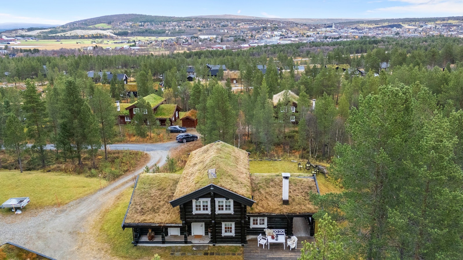 Hytta har en attraktiv beliggenhet på Hånesåsen kun ca. 3 km fra Røros sentrum. Galleribilde