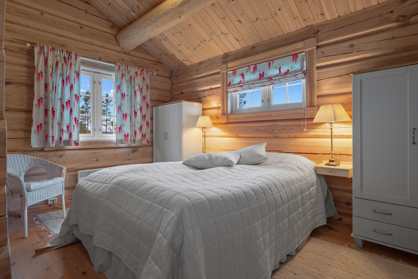 Hyttas hovedsoverom utgjør gode 10,8m². Det er 4 soverom i hytta med totalt 10 sengeplasser. Galleribilde