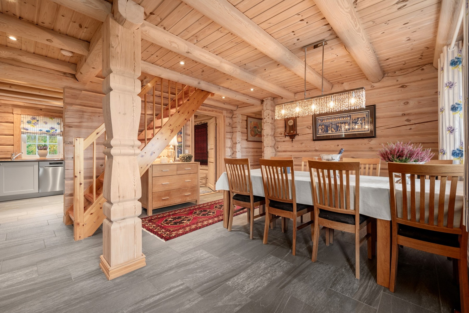 Fra stua kommer vi inn til kjøkken og spisestue. Galleribilde