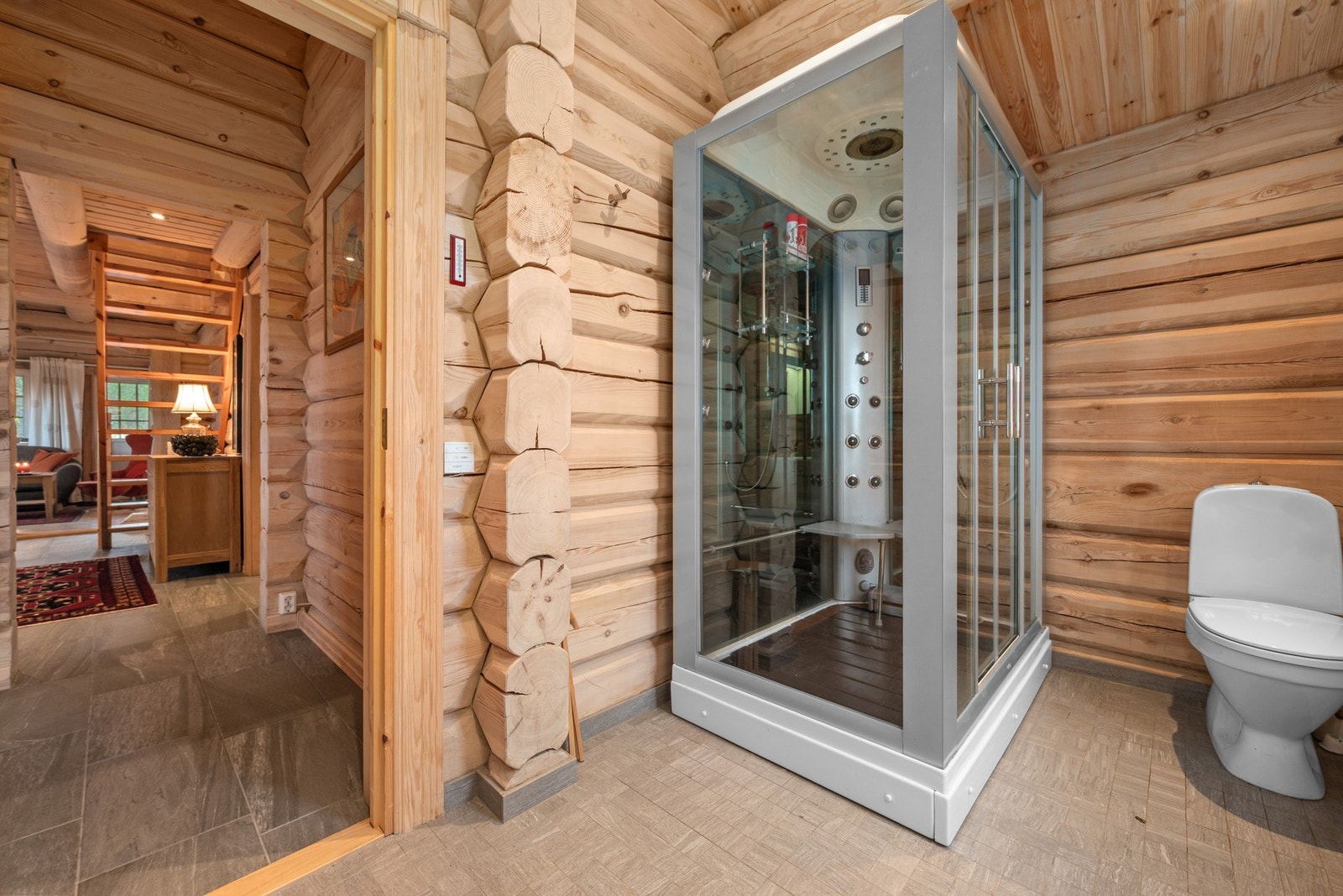 Gulvet er flislagt med varme. Galleribilde