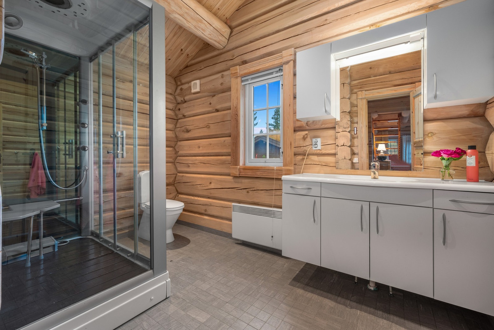 Romslig bad på 6,7m². Galleribilde