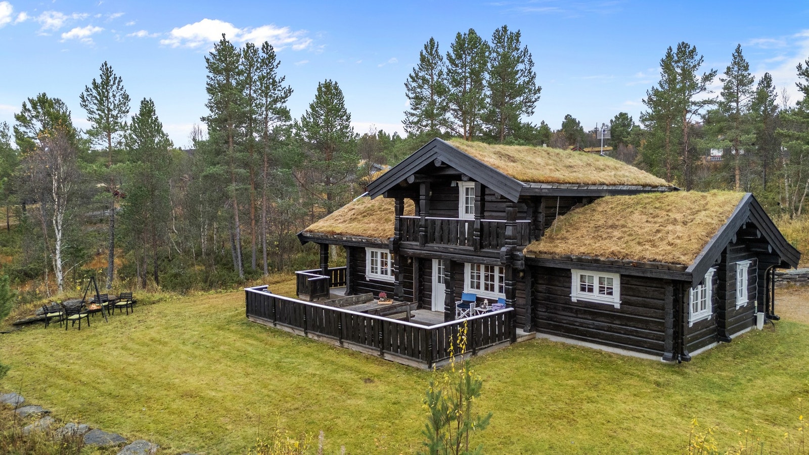 Eiendommen er på over 1,8 mål og byr på gode solforhold. Galleribilde