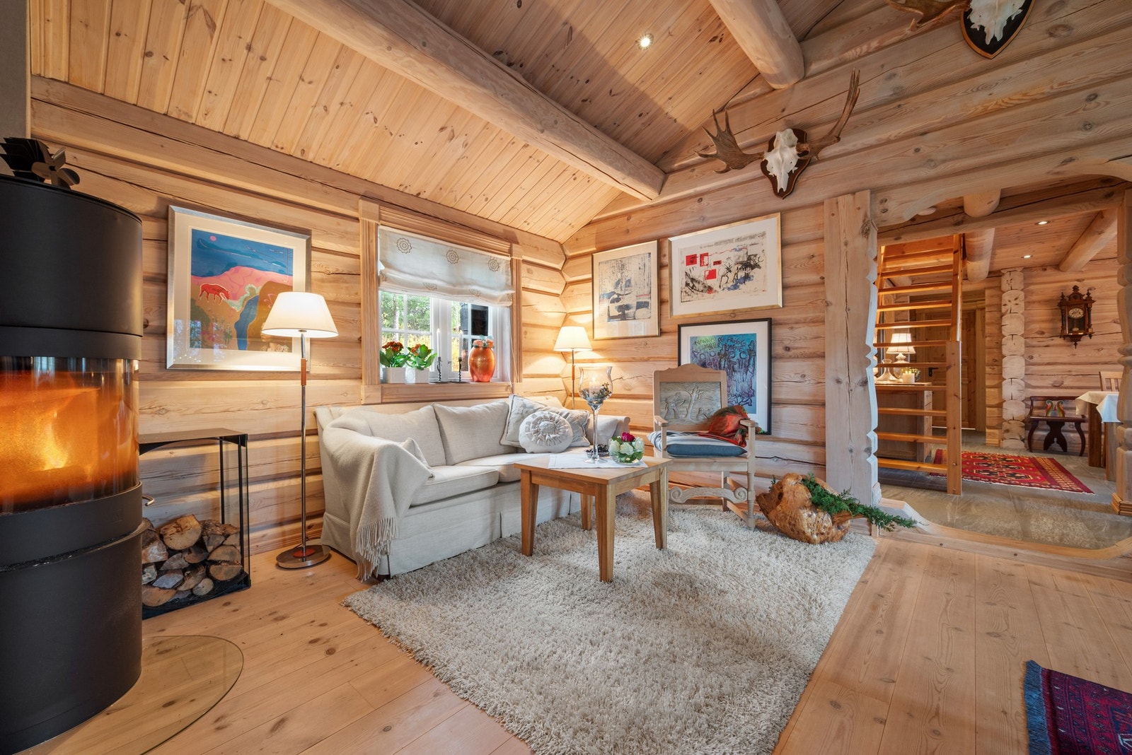 Stuen utgjør 22,8m² og gir rom for flere gode møbleringsmuligheter. Galleribilde