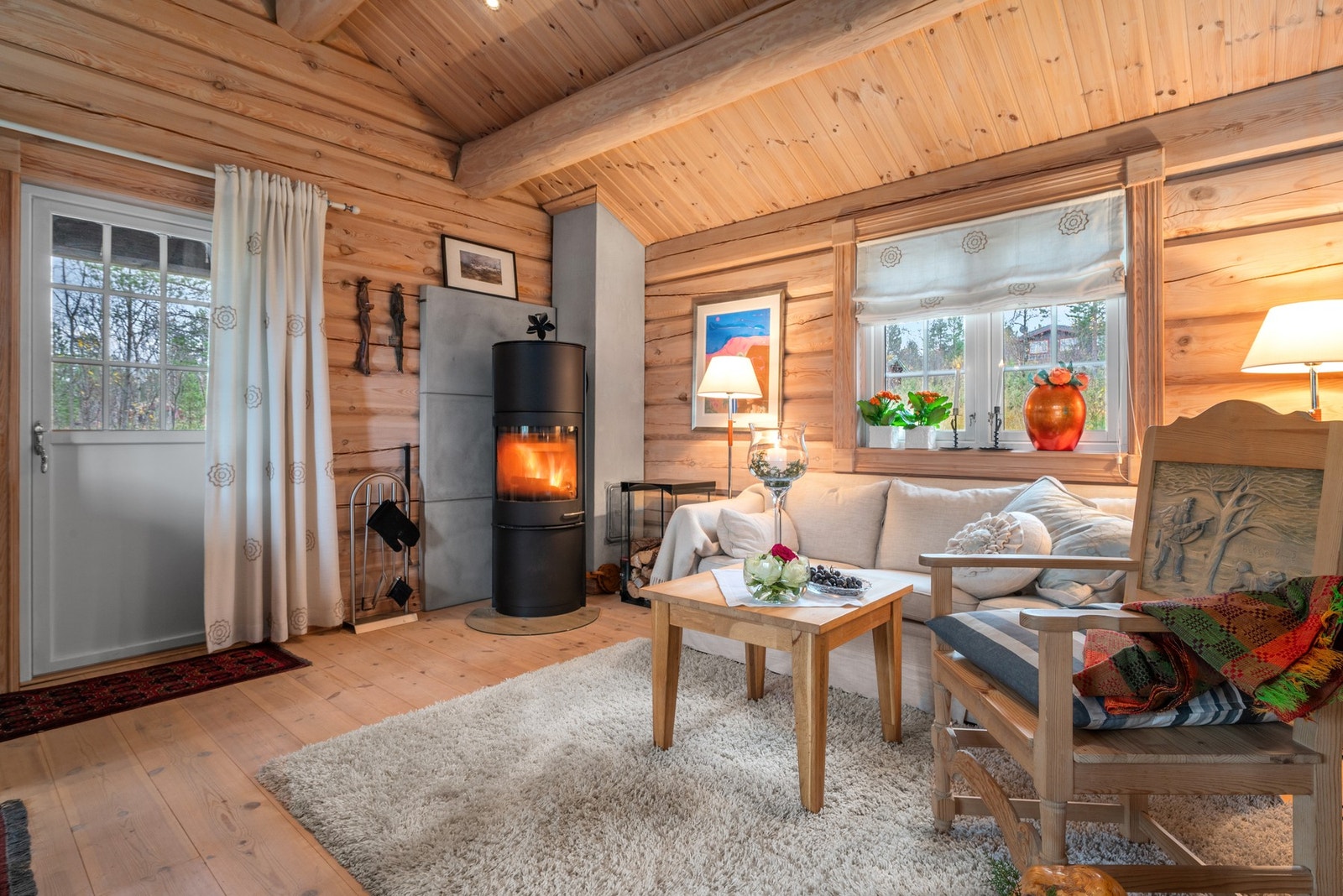 Hytta varmes opp med vedovn og panelovner. Galleribilde