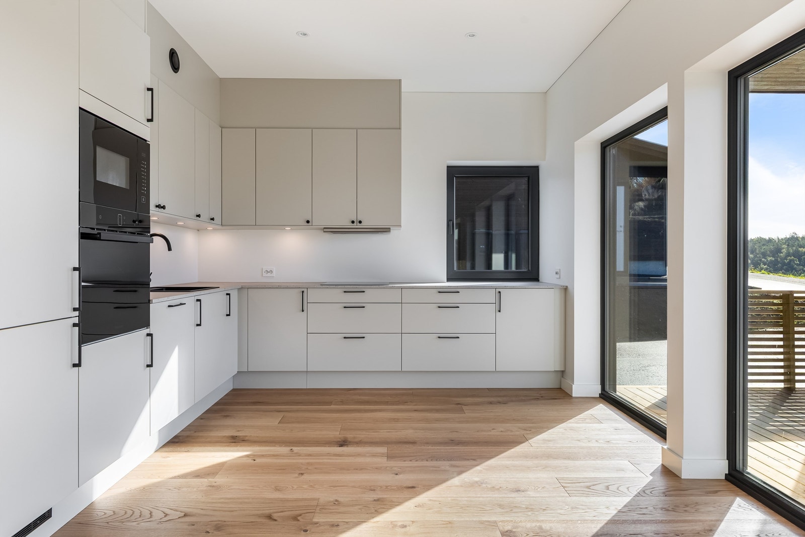 Bilde av kjøkken er hentet fra Tangenheia 43A da kjøkkenet ikke var ferdig på denne under foto. Identiske kjøkken på begge. Galleribilde