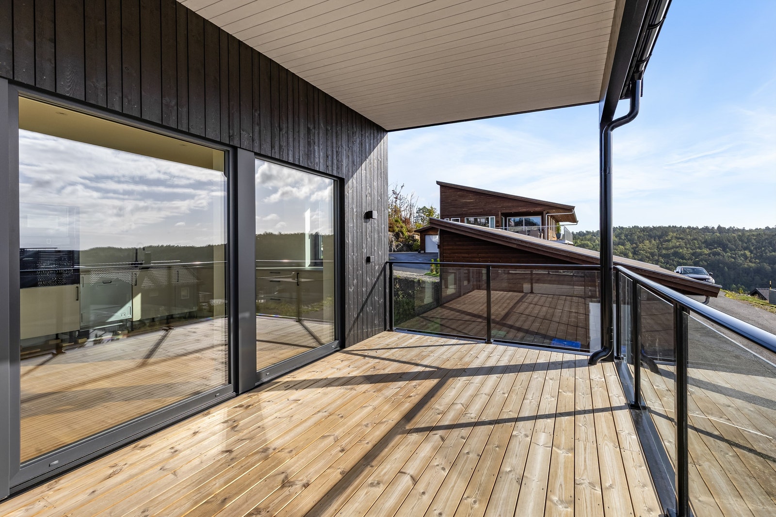 Moderne og helt nytt bygg, takoverbygg på veranda. Galleribilde