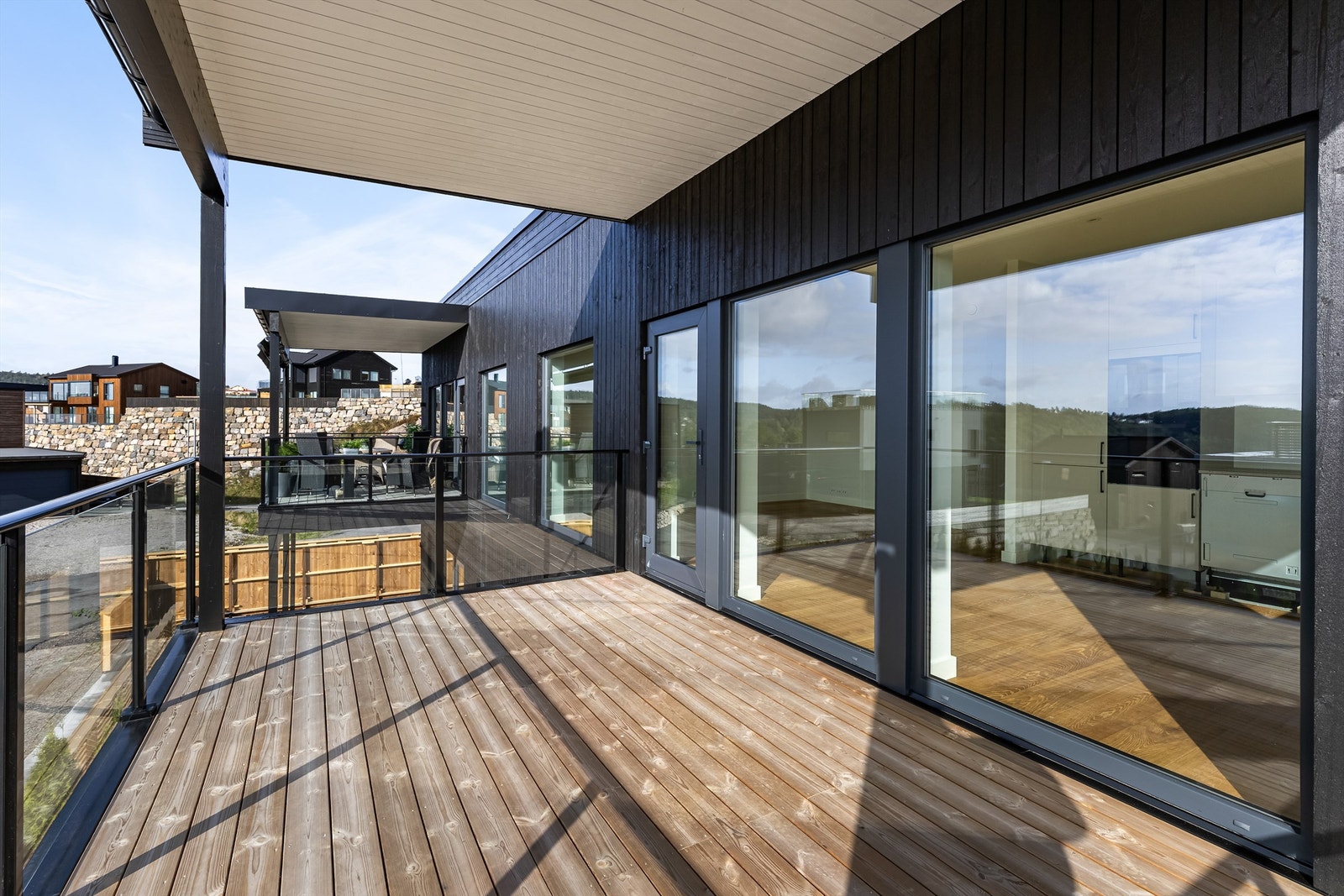 Stor veranda med glassrekkverk og fritt utsyn. Galleribilde