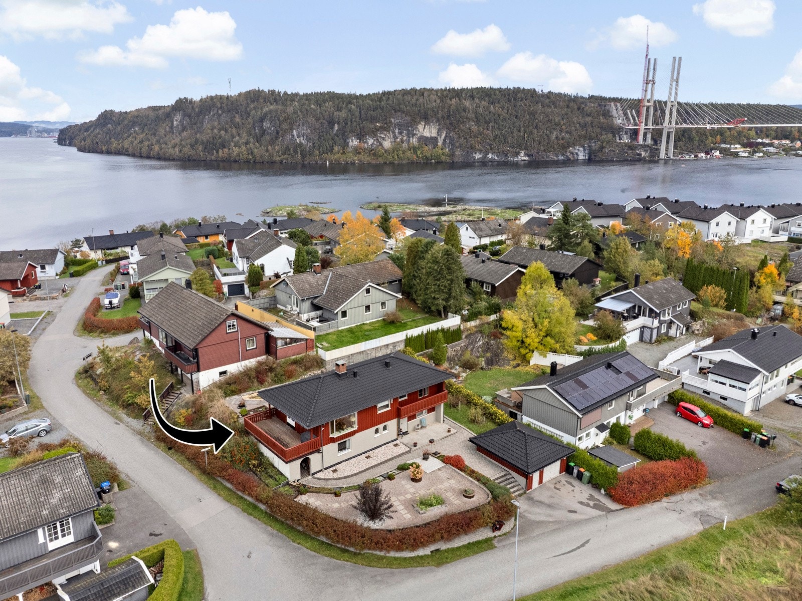 Boligen ligger fint til på hjørnetomt Galleribilde