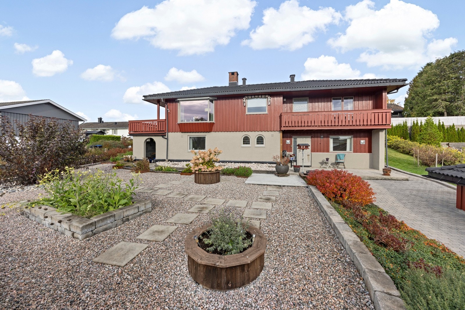 Innholdsrik enebolig med pent opparbeidet hage! Galleribilde