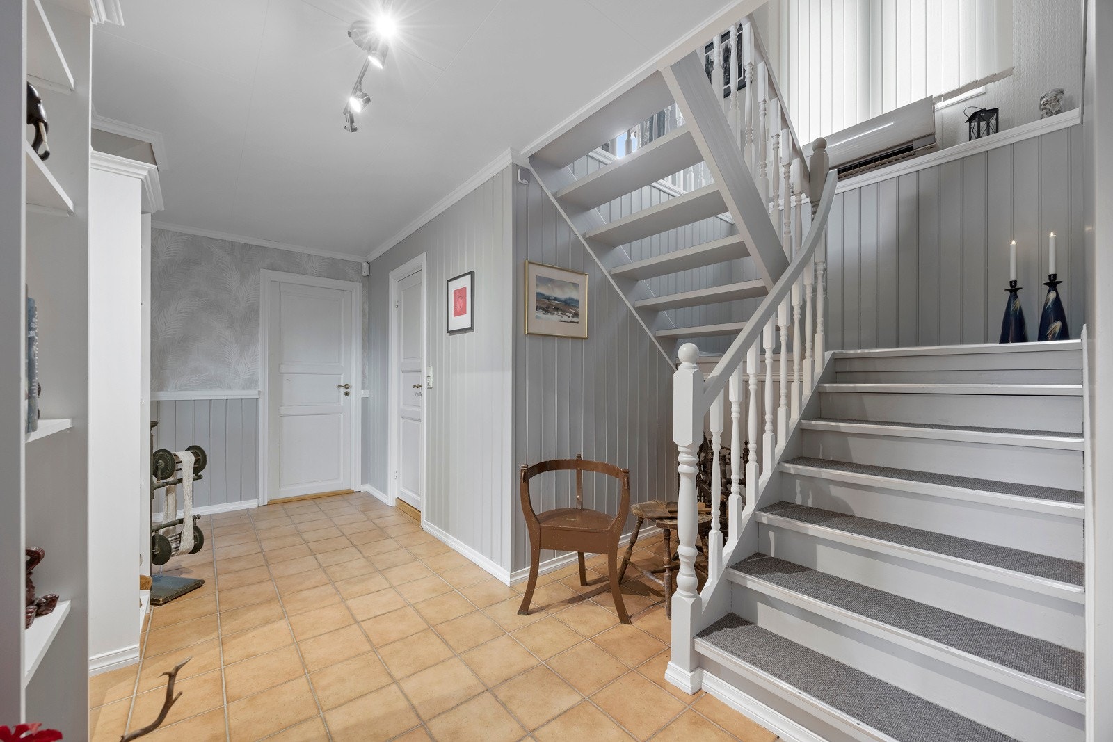 Innholdsrik enebolig over 2 plan. Galleribilde