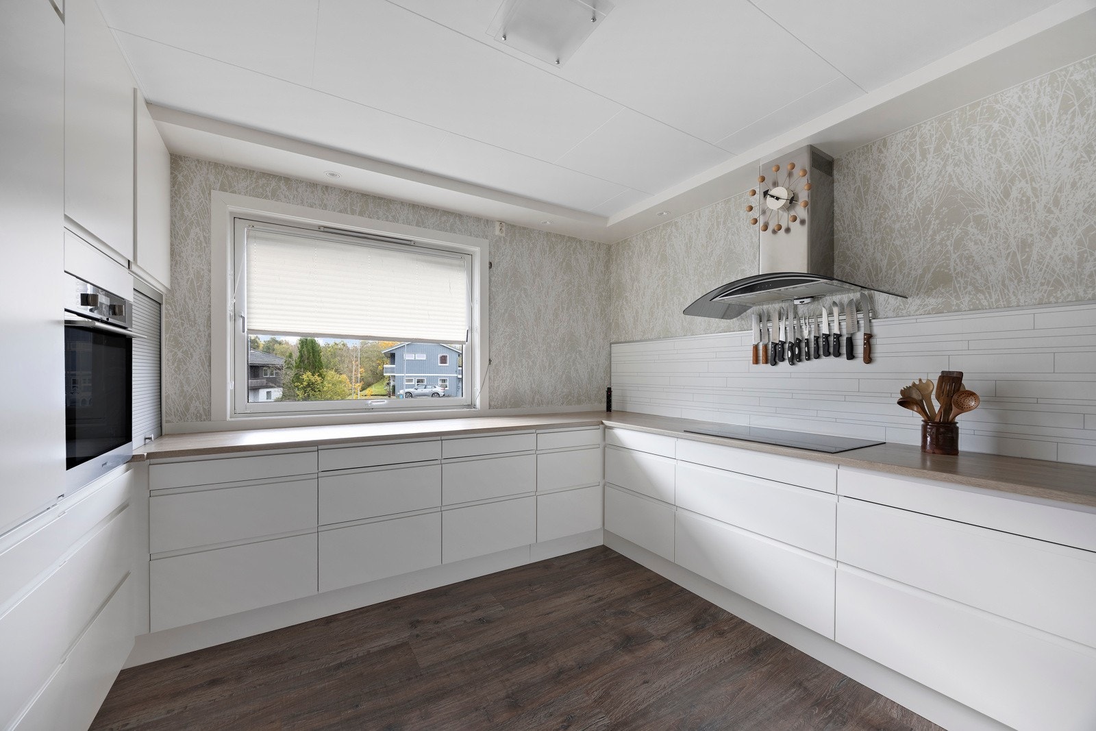 Tidsriktig kjøkken med god benkeplass Galleribilde