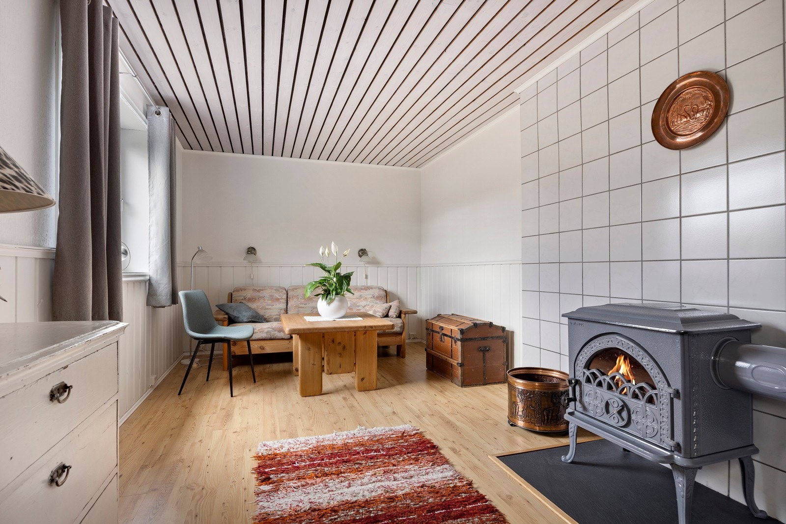 Hyggelig peisestue i boilgens underetasje. Galleribilde