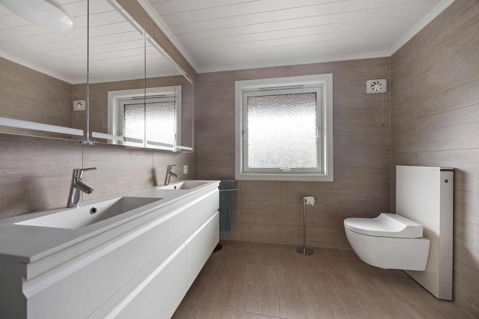 Lyst og trivelig bad, det er 2 bad i huset i tillegg til vaskerom. Galleribilde