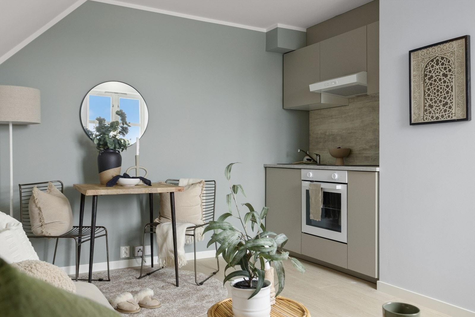 Kjøkken med vask, koketopp, stekeovn og ventilator. Galleribilde