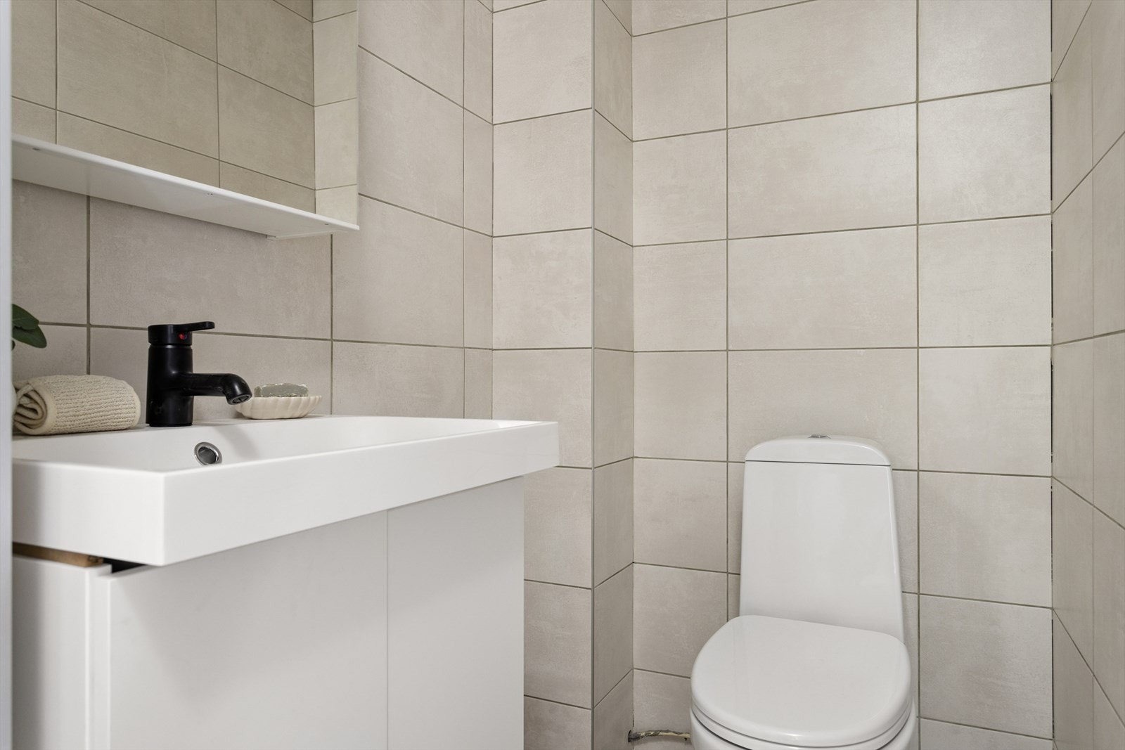 Lyssatt speil over servant. Galleribilde